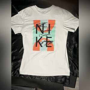 Nike Basketball Around The World S/S T-shirt medium